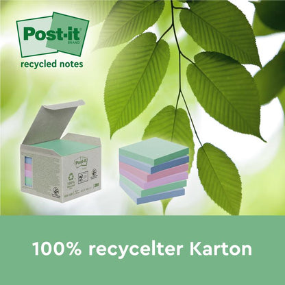 Een geopende doos met pastelkleurige Post-it® Recycling Notes (76 mm x 127 mm, 100 vel/Blok, 100% PEFC) van 3M Deutschland GmbH is afgebeeld naast drie stapels waarop op een groene achtergrond "100% gerecycled karton" staat.