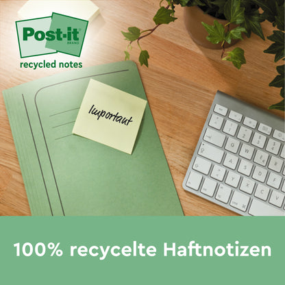 Ein grüner Ordner mit einem Post-it® Recycling-Zettel mit der Aufschrift "wichtig" liegt auf einem Holztisch neben einer Tastatur und einer Pflanze. Der Text lautet "100% recycelte Haftnotizen". Marke: 3M Deutschland GmbH, 76 x 76 mm, 100 Blatt, 100% PEFC.