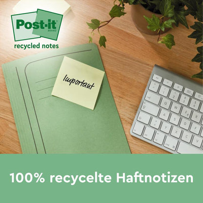 Een groene map met een gele Post-it® Recycling Z-Note (3M Deutschland GmbH, 76x76mm, 100% PEFC) met de tekst "belangrijk" ligt op een houten tafel naast een toetsenbord en een plant. Op de afbeelding staat: "100% gerecyclede plaknotities" en "gerecyclede notities".