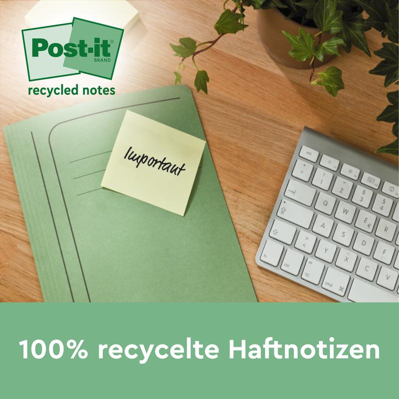 Een groene map met een Post-it® Recycling Z-Note van 3M Deutschland GmbH met het opschrift "belangrijk" ligt op een houten tafel naast een toetsenbord en een plant. De tekst eronder luidt: "100% gerecyclede plaknotities, 76x76mm, 100 vel/blok, 100% PEFC.