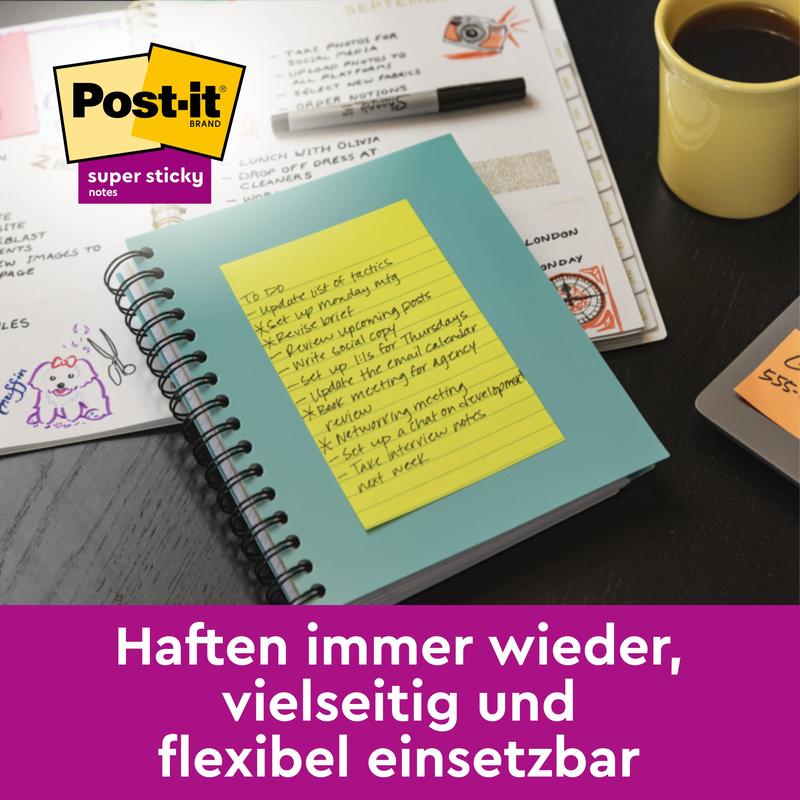 Op het bureau ligt een Post-it® Super Sticky Meeting Notes blok in neonkleuren (203 mm x 152 mm, 45 vel/blok, 4 blokken/pak), ideaal voor flexibele takenlijsten. Duits: "Plakken steeds opnieuw, veelzijdig en flexibel inzetbaar." Merk: 3M Deutschland GmbH.