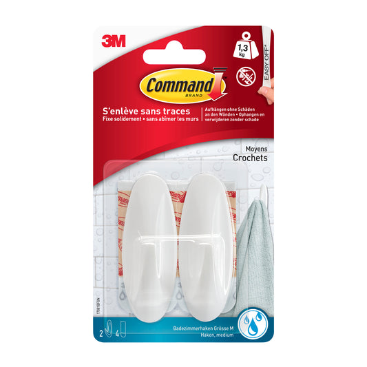 Eine Packung 3M Deutschland GmbH Command™ Bad Medium Designer-Haken 17081B enthält zwei weiße Haken mit Klebestreifen in einer Kunststoffverpackung, die bis zu 1,3 kg halten und sich sauber entfernen lassen.