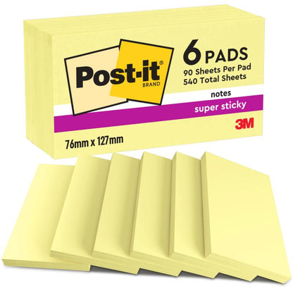 Een verpakking Post-it® Super Sticky Notes van de 3M Deutschland GmbH met 6 blokken van elk 90 vel (76 mm x 127 mm) van 100% PEFC-gecertificeerd papier, met Post-it- en 3M-logo en productinformatie op de verpakking.