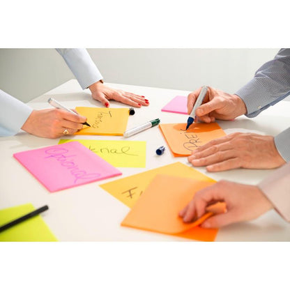 Drie personen schrijven op 3M Post-it® Super Sticky Meeting Notes in verschillende neonkleuren (203 x 152 mm, 45 vel/blok, 4 blokken/pak), 100% PEFC-gecertificeerd. Op de opvallende plaknotities zijn alleen handen en armen te zien als er woorden worden geschreven.
