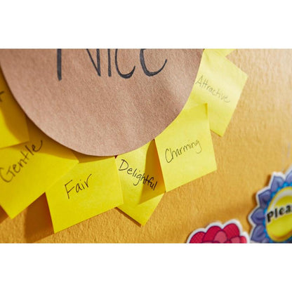 Gele Post-it® Super Sticky Z-Notes (76x76 mm, 90 vellen, van 3M Deutschland GmbH) met handgeschreven woorden zoals "Eerlijk" en "Charmant" zijn cirkelvormig op een muur rond een bruin papier met de tekst "Nice" geplaatst.