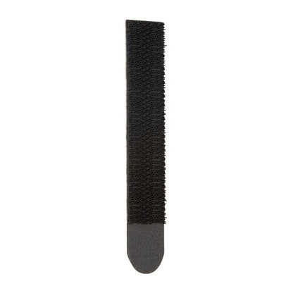De grote zwarte Command™ Bevestigingsstrips 17206BLK van 3M Deutschland GmbH met afgerond uiteinde worden voor schadevrij ophangen gepresenteerd op een witte achtergrond.