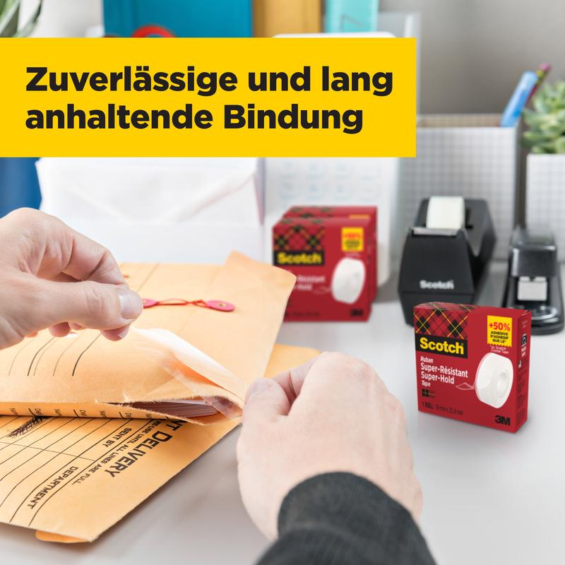 Een persoon sluit een bruine envelop met 3M Deutschland GmbH Scotch® Super-Hold Secure Tape, 1 rol, 19 mm x 25,4 m. Te zien zijn twee dozen van deze plakband en bureau-accessoires. Boven: "Betrouwbare en langdurige hechting."