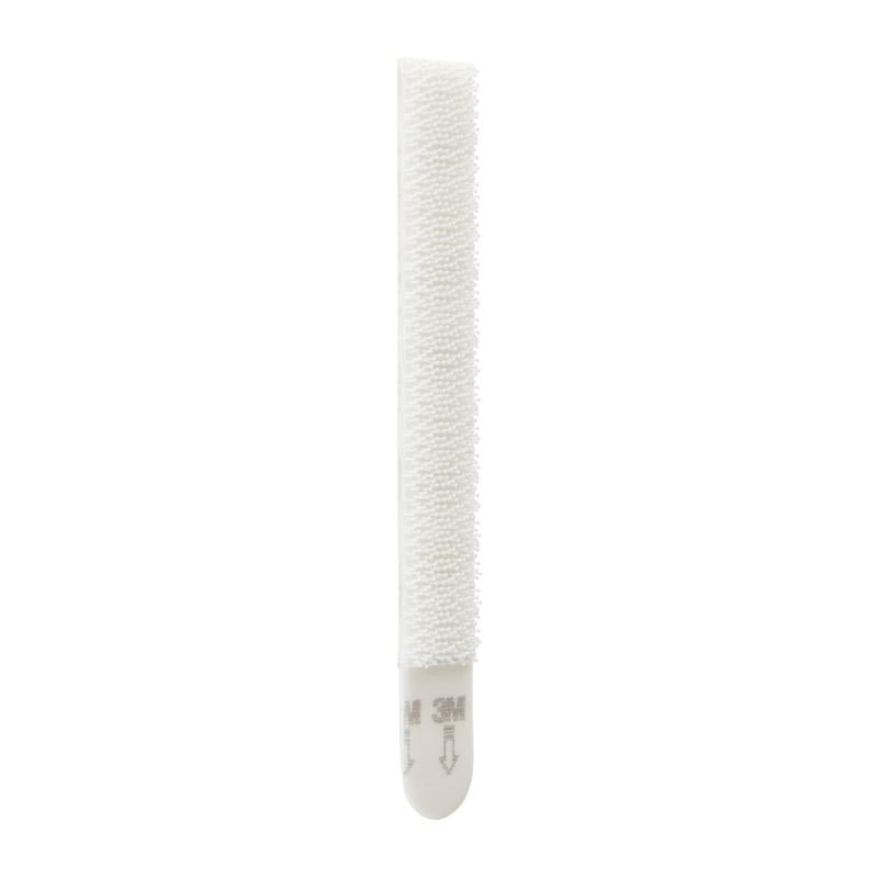 Een witte kunststof swab met borstelachtige punt en platte handgreep met de opdruk "HC", vergelijkbaar met de Smalle Command™ Bevestigingsstrips voor schilderijen (M) 17207 van 3M Deutschland GmbH, is eenvoudig te gebruiken en residuvrij te verwijderen. Afgebeeld op een effen achtergrond.