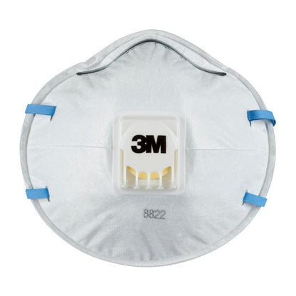 Het 3M™ Cool Flow™ deeltjesmasker 8822, FFP2, van 3M Deutschland GmbH is een wit stofmasker met centrale ventilatie, blauwe elastische banden en de opdruk "8822" onder het ventiel.