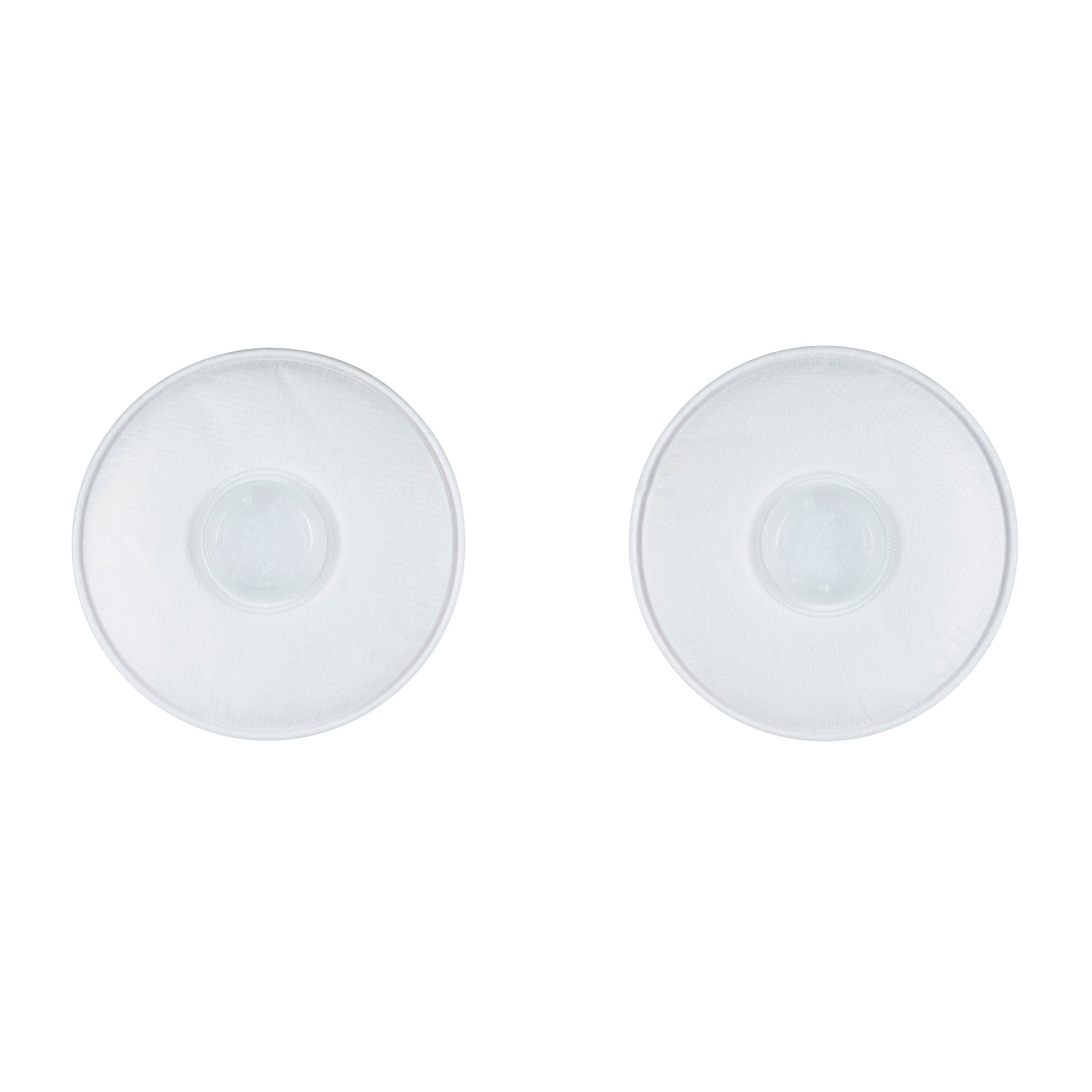 Zwei runde, weiße 3M™ Partikelfilter 2135, P3 (1 Paar/Packung) von 3M Deutschland GmbH sind nebeneinander auf einem hellen Hintergrund abgebildet. Jeder Filter hat einen erhabenen kreisförmigen Mittelpunkt und eine leicht strukturierte Oberfläche.