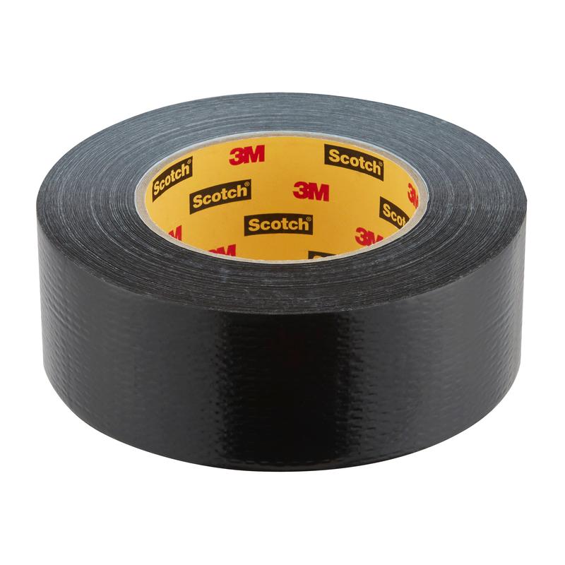 Een rol Scotch® Universele Tape 2904, 50 m x 48 mm van 3M Deutschland GmbH, met zwarte buitenkant en gele kern met de logo's van 3M en Scotch, afgebeeld op een effen witte achtergrond.