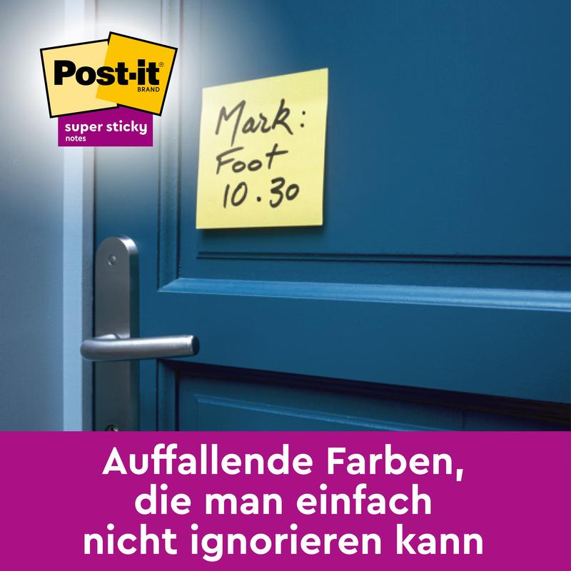 Een gele Post-it® Super Sticky Note (76 mm x 76 mm, 90 vel/blok) van 3M Deutschland GmbH met het opschrift "Mark: Foot 10.30" is aan een blauwe deur geplakt. Het logo is zichtbaar en de Duitse tekst benadrukt zijn zichtbaarheid.