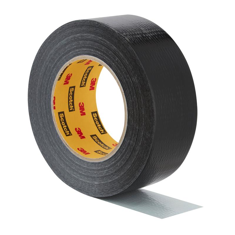 Een rol Scotch® Universal Tape 2904 (25 m x 48 mm) van 3M Deutschland GmbH met een licht glanzend zwart oppervlak wordt gedeeltelijk afgerold, zodat een strook met de ingebrandde binnenkern zichtbaar wordt.