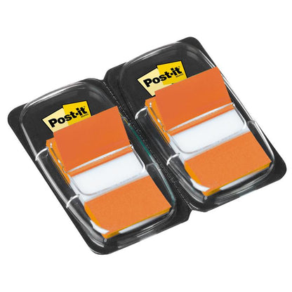 Een verpakking met twee stapels oranje Post-it® Index markeerstrips (25,4 x 43,2 mm, 50 vlaggetjes/dispenser) van 3M Deutschland GmbH, in een zwarte kunststofhouder met geel Post-it-branding op elke stapel.