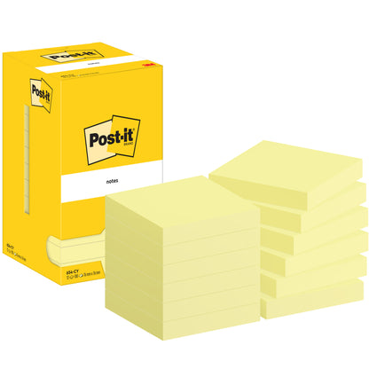 Eine gelbe Post-it® Notes Box der 3M Deutschland GmbH steht neben zwölf Stapeln gelber Notizzettel (76x76mm, 100 Blatt/Block) in Kartonverpackung (100% PEFC). Alles ist fein säuberlich auf weißem Hintergrund angeordnet.
