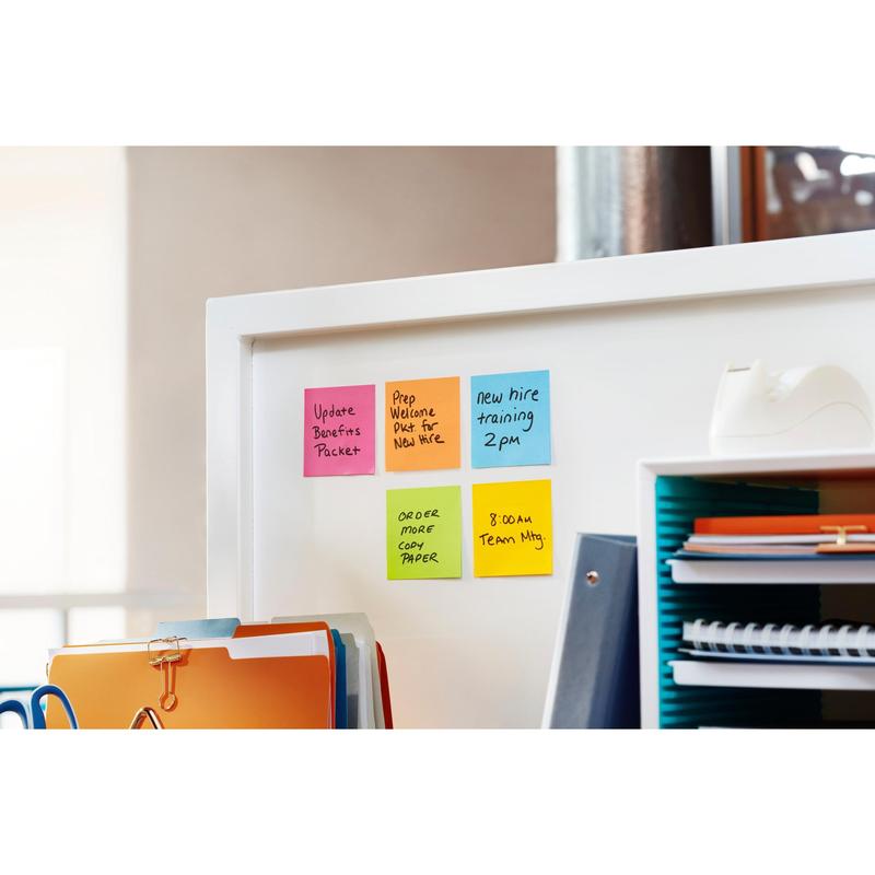 Een witte scheidingswand toont 3M Deutschland GmbH Post-it® Super Sticky Notes (76 mm x 127 mm, 90 vel/blok, 100% PEFC) met taken zoals het bijwerken van prestatiepakketten en het plannen van teamvergaderingen. Kantoormaterialen zijn in de buurt.