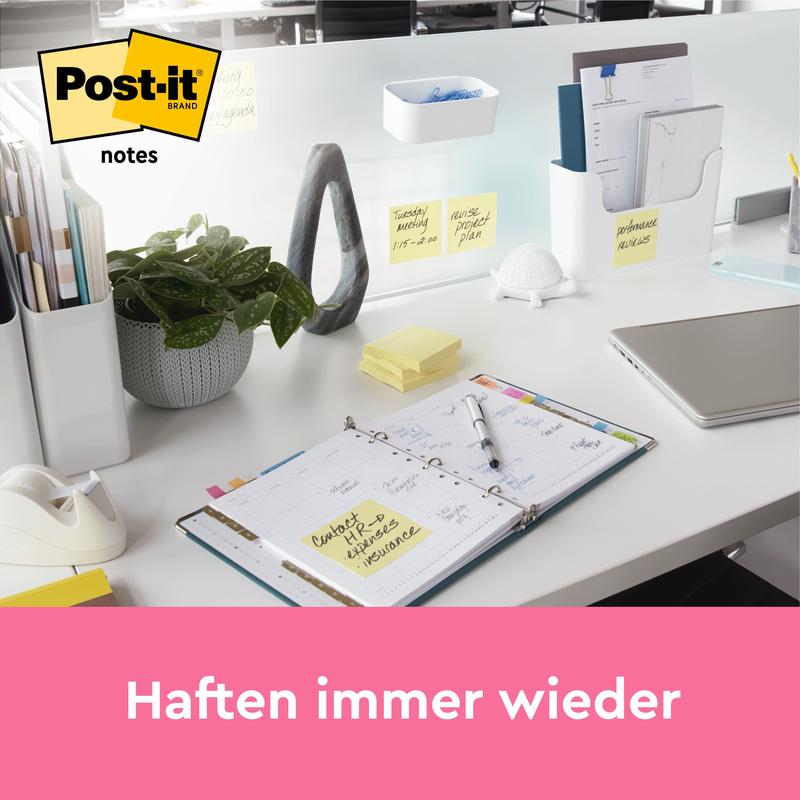 Een opgeruimd bureau met planner, laptop, plant en kantoorbenodigdheden zoals 3M Deutschland GmbH Post-it® Notes (Geel, 76x127 mm, 100 vel/blok), met gele notities op de scheidingswand. Boven een roze balk aan de onderkant staat "Hechten steeds opnieuw".