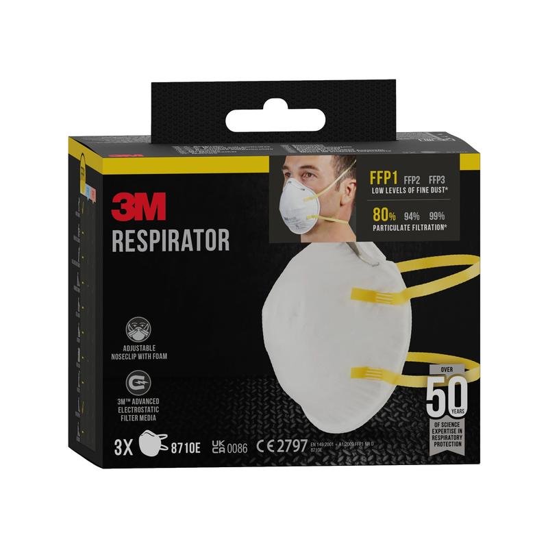 Een zwarte doos van het 3M™ deeltjesmasker 8710E, FFP1, zonder ventiel van 3M Deutschland GmbH toont een persoon die een wit masker met gele banden draagt; de doos bevat 3 maskers en benadrukt de FFP1-bescherming tegen fijnstof.