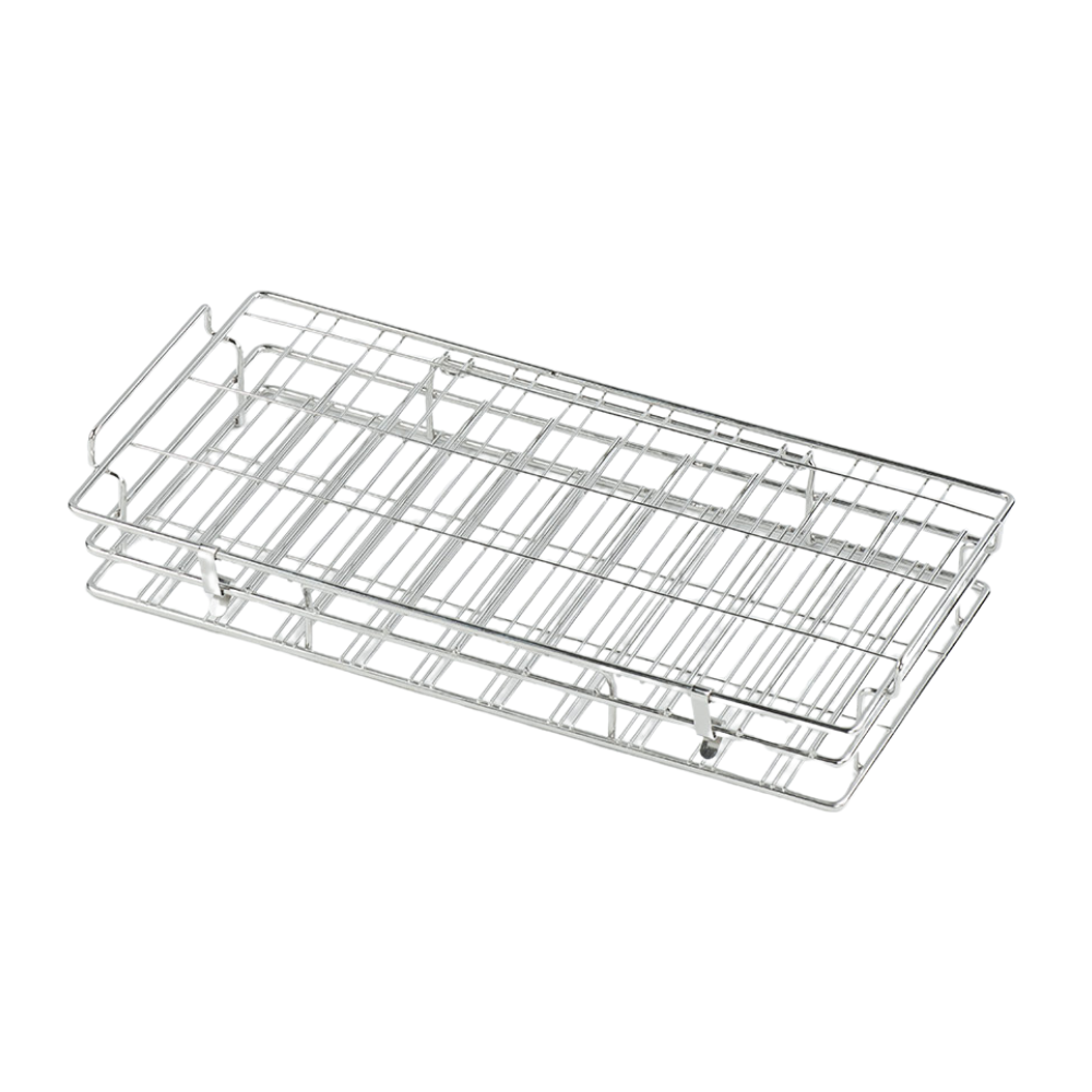 Wij presenteren de Melipul beker-spoelkorf van roestvrij staal in groot van Helmut Schwarz GmbH, een stijlvol en duurzaam accessoire voor elke keuken. Deze slanke metalen constructie is voorzien van meerdere steunpoten en is daarom perfect voor het plaatsen van gebak of andere voedingsmiddelen die efficiënt gekoeld moeten worden. De rechthoekige vorm en het roosterpatroon zorgen voor optimale luchtcirculatie en passen naadloos in uw keuken.