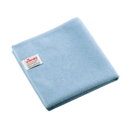 Een gevouwen blauwe Vileda Professional r-MicroTuff Swift microvezeldoek met een ingenaaid wit etiket waarop de merknaam en onderhoudssymbolen staan vermeld.