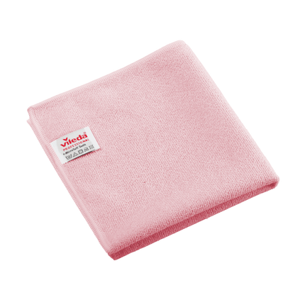 Een gevouwen rode Vileda Professional r-MicroTuff Swift microvezeldoek met een ingenaaid wit etiket.