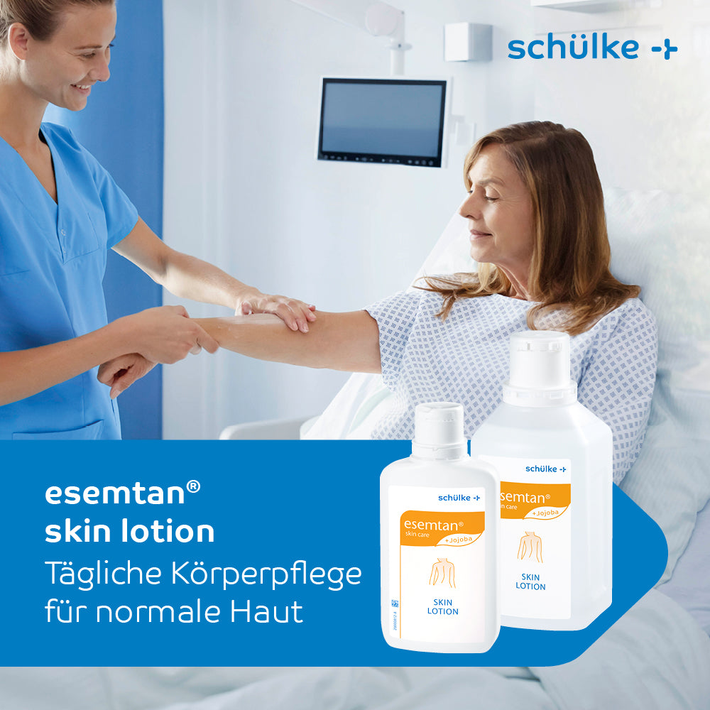 Een medisch professional in een blauw uniform brengt Schülke esemtan® huidlotion van Schülke & Mayr GmbH aan op de arm van een patiënt die in een ziekenhuisbed ligt. Op de voorgrond zijn de productflessen te zien. De tekst luidt 'Schülke esemtan® huidlotion' en 'Dagelijkse lichaamsverzorging voor normale huid'.