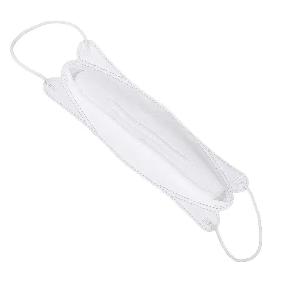 Afgebeeld is een wit, plat gevouwen Air Queen deeltjesfilterend mond-neusmasker CE2163 met zichtbare naadlijnen en oorlussen aan beide uiteinden. Tegen een witte achtergrond is zijn nanovezel-filter benadrukt, wat het ontwerp en de structuur van het masker benadrukt.