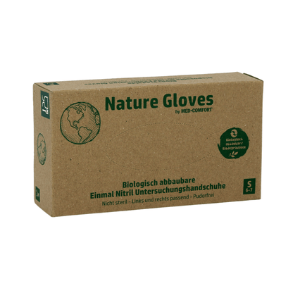 Een karton met biologisch afbreekbare nitril-onderzoekshandschoenen van AMPri Nature Gloves, in het Duits met het opschrift „Nitrilhandschoenen Biologisch afbreekbaar“ en een symbool dat aangeeft dat ze biologisch afbreekbaar zijn. De karton bevat poedervrije handschoenen in de maat Small (6-7) van AMPri Handelsgesellschaft mbH.