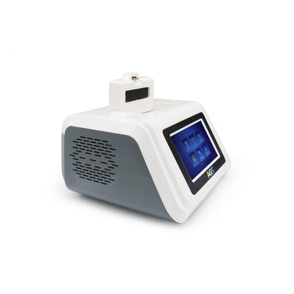 Een compact, wit-grijs Altruan realtime PCR-apparaat AGS8830-8, 12 kg zwaar, met een digitale touchscreen-interface aan de voorkant en een ventilatierooster aan de zijkant. Aan de bovenkant is een aansluitpoort zichtbaar.