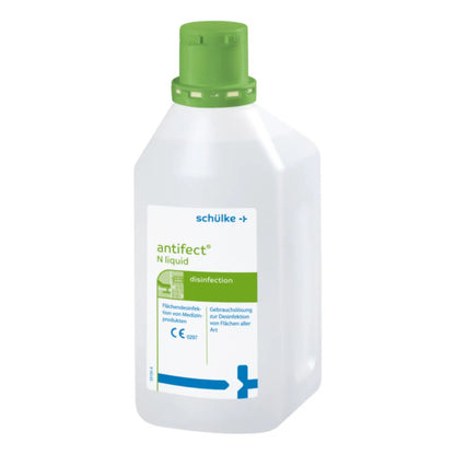 Een witte plastic fles met het opschrift 'Schülke antifect® N Liquid oppervlaktedesinfectie' en een groene dop, voor snelle desinfectie. Bevat een Duitse tekst die wijst op het gebruik van het product voor desinfectie.